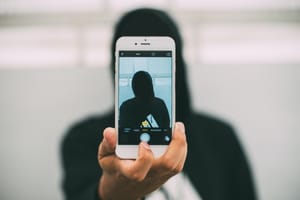 Anonymous Camera размывает лица и фигуры в реальном времени