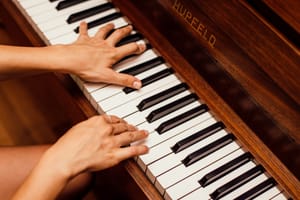 Как научиться играть на пианино с помощью смартфона